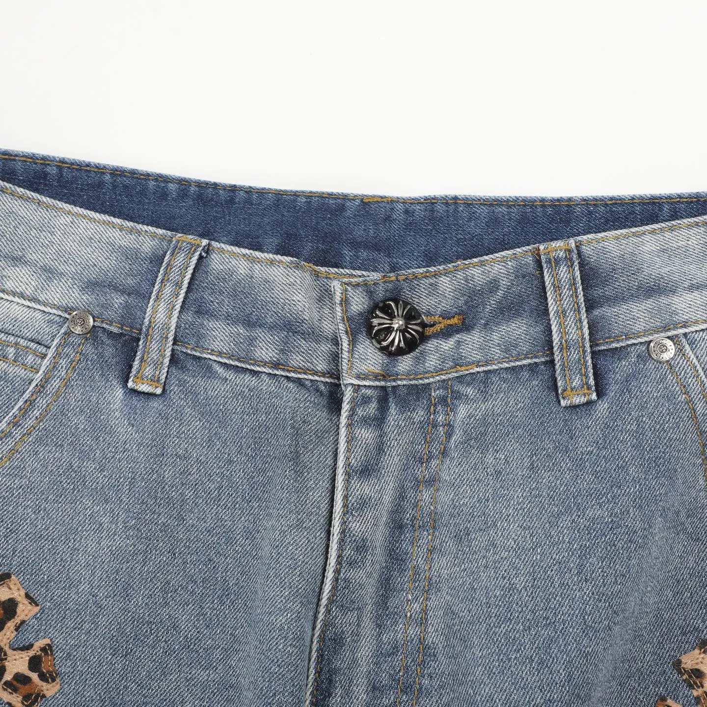 P280 CH Chromehearts Malaysia-limited leopard print cross patchwork leather workwear jeans and logging pants. The counter price is 34W. It is decorated with patchwork cross patterns and washed jeans! ! An absolutely high-end luxury product, a 1.9W-level god-level single product, a super popular product, made by top heavy industry, a magic weapon that cannot be missed! [About Zangyin] This is an extremely luxurious fashion brand that can also be called the aristocracy of the high street. It has always been an exclusive brand for some hipsters or rich second generations. Compared with ordinary high streets, it is more luxurious and noble. Compared with luxury brands, it is more fashionable and individual. It has always been a brand that I have a special liking for. [Top heavy industry fashion design] Consistently high-street luxury style. Speaking of this style, the Zangyin family and GU family are definitely the leading representative brands. Especially the Zangyin family has really achieved a state-of-the-art effect in creating high-street style. The unique washed material is used to create this style. The color system is already quite eye-catching. After it is decorated with patchwork cross flowers, it cleverly highlights the charm of the brand. Secondly, this style uses classic The high-waist cutting design highlights the long legs and fashionable temperament of the upper body. The brand is highly recognizable and the slim fit configuration is more suitable for daily wear. It is a product that interprets personality, fashion, and specifications at a glance. This single product is enough to make any fan excited. It can be a white T-shirt for a youthful college style, or a tight suspender for a royal style. It has strong matching ability and can be easily controlled by men.  [Materials and craftsmanship] Needless to say, this point goes without saying. As an excellent craftsman brand, Zangyin’s requirements for details and craftsmanship are really perfect. The washed color of this model has gone through so many processes, not to mention the embellishment of denim appliques. It is also purely hand-made and sewn. Just like what they believe in, only hand-made things have soul and have the meaning of wear. A top-notch heavy-duty fashionable denim item, I look forward to your perfect interpretation! !  Color: blue Size: 28-36
